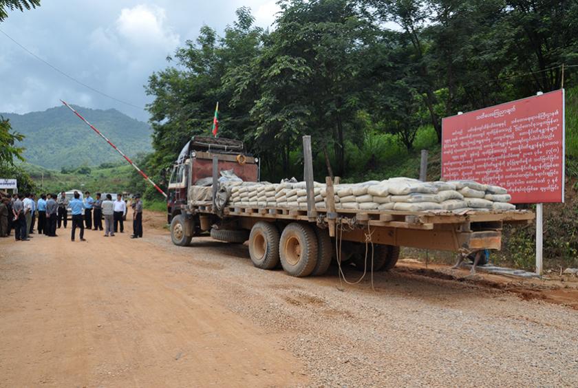 နယ်စပ်ကုန်သွယ်ရေး လမ်းကြောင်းတစ်ခု၌ စစ်ဆေးရေး အဖွဲ့များကို တွေ့ရစဉ်