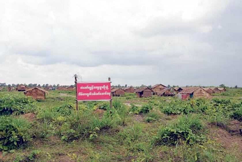 နယ်စည်းမခြား ဆရာဝန်အဖွဲ့ (သာကေတဆေးခန်း) ရှိ ကျန်းမာရေးဝန်ထမ်းက လူနာတစ်ဦးအား နှစ်သိမ့်ဆွေးနွေး ပညာပေးနေစဉ် (ဓာတ်ပုံ-အိသဉ္ဇာကျော်)