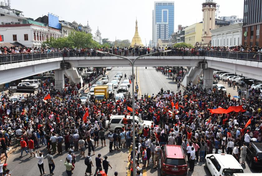 ရန်ကုန်မြို့လယ် တစ်နေရာတွင် ဆန္ဒထုတ်ဖော်နေသည်ကို တွေ့ရစဉ် (ဓာတ်ပုံ-သတင်းအဖွဲ့)