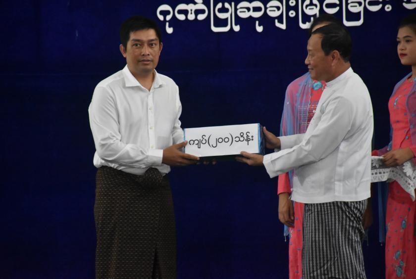 သက်ထားသူဇာအတွက် ဂုဏ်ပြုဆုငွေကို အား/ကာညွှန်ကြားရေးမှူးချုပ် ဦးမျိုးလှိုင်က ချီးမြှင့်ရာ ဖခင်ဖြစ်သူက လက်ခံရယူနေစဉ် (ဓာတ်ပုံ-ညီညီစိုးညွန့်)