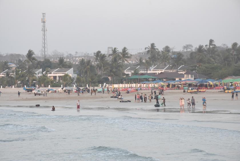 ငွေဆောင်ကမ်းခြေတစ်နေရာကို တွေ့ရစဉ်(ဓာတ်ပုံ- မင်းသူဝင်းထွဋ်)