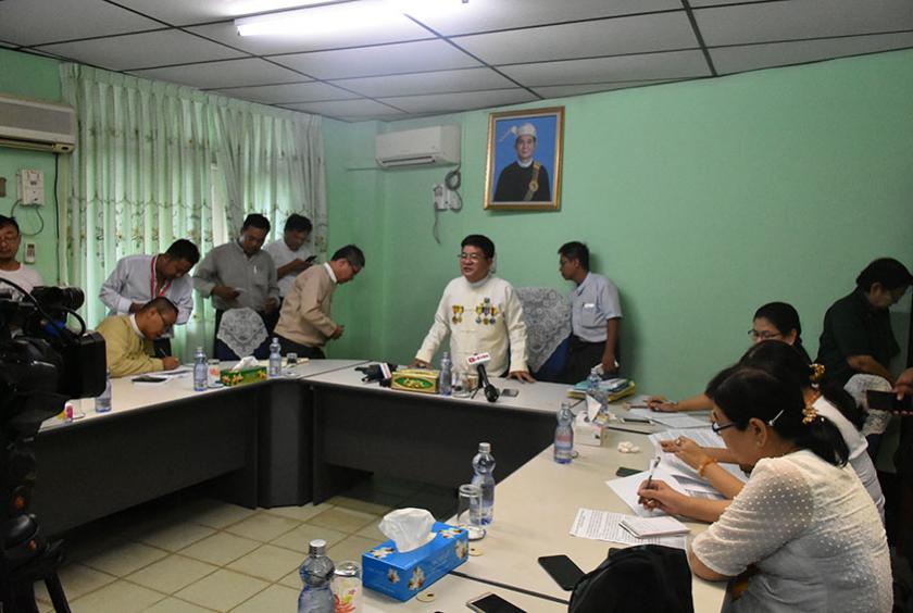  အောက်တိုဘာ ၂၅ ရက်တွင် ပြုလုပ်ခဲ့သည့် ကညနသတင်းစာရှင်းလင်းပွဲကို တွေ့ရစဉ်