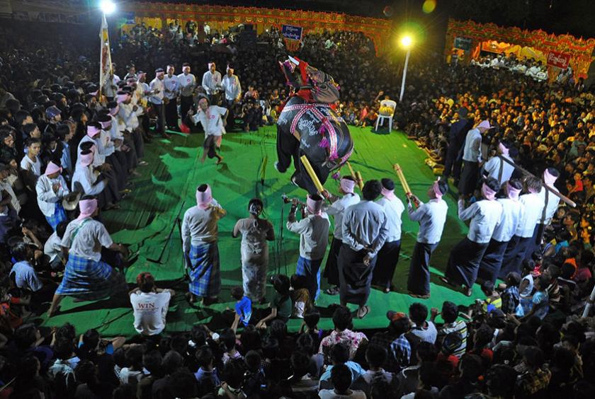 ပြည်တွင်းပြည်ပခရီးသွားများ စိတ်ဝင်စားသည့် ကျောက်ဆည် ဆင်အကကို COVID-19 ကာလ မတိုင်မီက တွေ့ရစဉ်