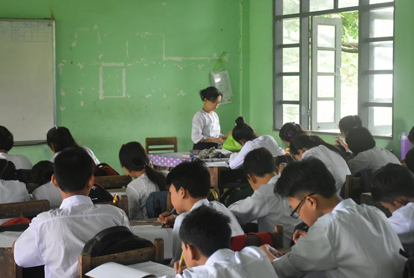 ရန်ကုန်တိုင်း အတွင်းရှိ အခြေခံပညာကျောင်း တစ်ကျောင်းတွင် စာသင်ကြားနေသည့် ကျောင်းသား ကျောင်းသူများကို တွေ့ရစဉ်