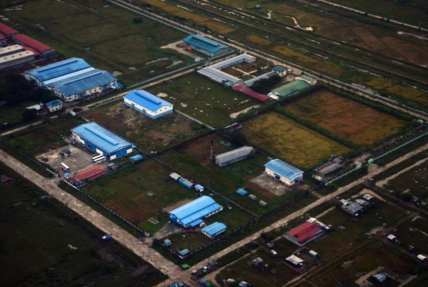 ကုန်ထုတ်စက်ရုံများ လည်ပတ်လျက်ရှိသော ရန်ကုန်မြို့ရှိ စက်မှုဇုန်တစ်နေရာကို တွေ့ရစဉ် (ဓာတ်ပုံ-စည်သူအောင်)
