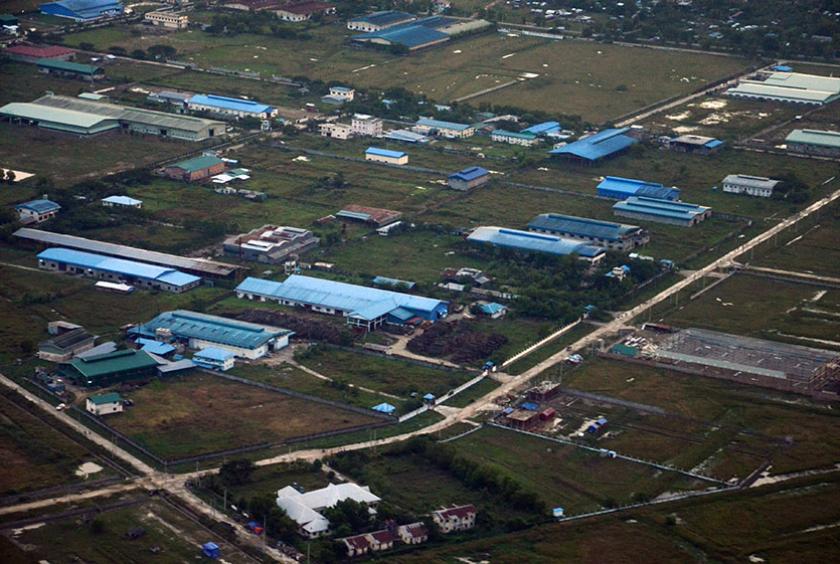 ကုန်ထုတ်စက်ရုံများ လည်ပတ်နေသည့် ရန်ကုန်မြို့ရှိ စက်မှုဇုန် တစ်နေရာကို တွေ့ရစဉ်