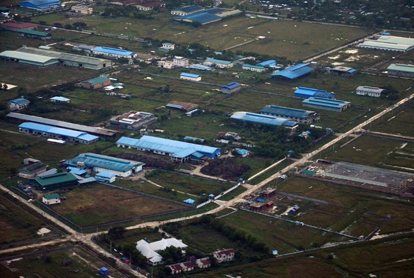 ကုန်ထုတ်စက်ရုံများရှိသော ရန်ကုန်မြို့ရှိ စက်မှုဇုန် တစ်နေရာကို တွေ့ရစဉ် (ဓာတ်ပုံ-စည်သူအောင်)