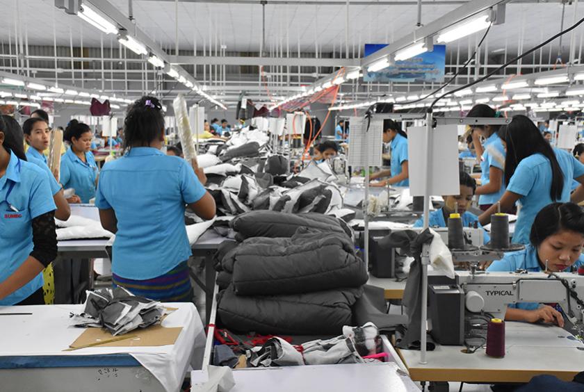  ရန်ကုန်တိုင်းဒေသကြီး အတွင်းရှိ CMP စနစ်ဖြင့် ဆောင်ရွက်နေသည့် အထည်ချုပ်လုပ်ငန်းခွင် တစ်ခုကို တွေ့ရစဉ် (ဓာတ်ပုံ-ဇေယျာငြိမ်း)