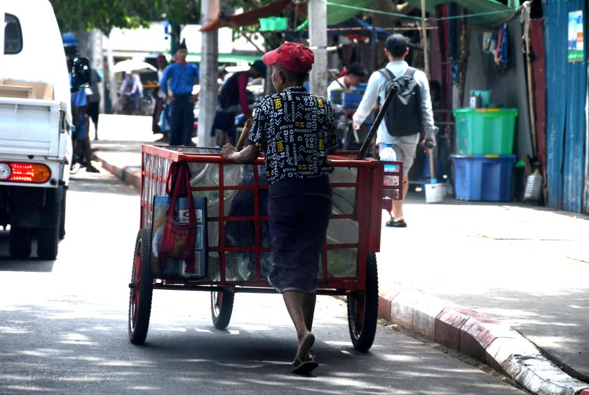 ရန်ကုန်မြို့တွင် ချို့တဲ့သည့် အခြေခံလူတန်းစားများ စားဝတ်နေရေးအတွက် နိစ္စဓူဝ ရုန်းကန်လုပ်ကိုင်နေရသည်ကို တွေ့ရစဉ် (ဓာတ်ပုံ-ကြည်နိုင်)