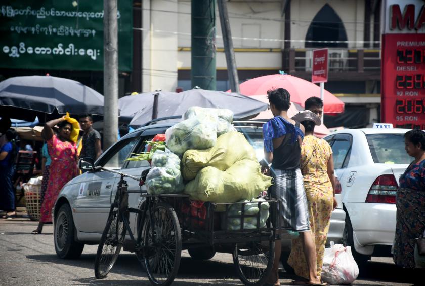 ရန်ကုန်မြို့ ရွှေပိတောက်ငါးစျေးကို အမှီပြုပြီး လုပ်ကိုင်စားသောက်နေသူအချို့ကို တွေ့ရစဉ် (ဓာတ်ပုံ - ကြည်နိုင်)