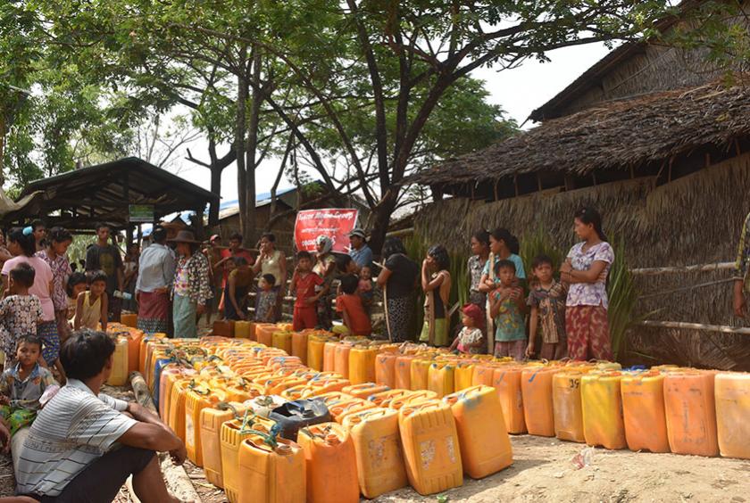 ဧရာဝတီတိုင်းဒေသကြီး ကျေးလက်တစ်ခုတွင် သောက်သုံးရေရရှိရန် စောင့်ဆိုင်းနေကြသည်ကို တွေ့ရစဉ် (ဓာတ်ပုံ - မင်းသူဝင်းထွဋ်)