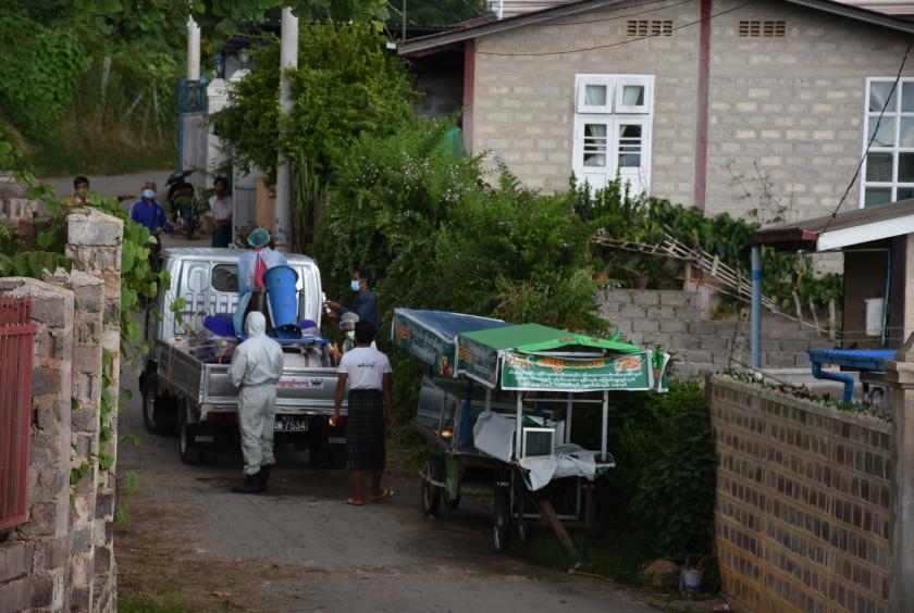 တောင်ကြီးမြို့တွင် ကိုဗစ်ကူးစက်သူတို့၏ နေအိမ်ဝန်းကျင်ကို ပိုးသတ်ဆေးဖျန်းရန် ဆောင်ရွက်နေစဉ်