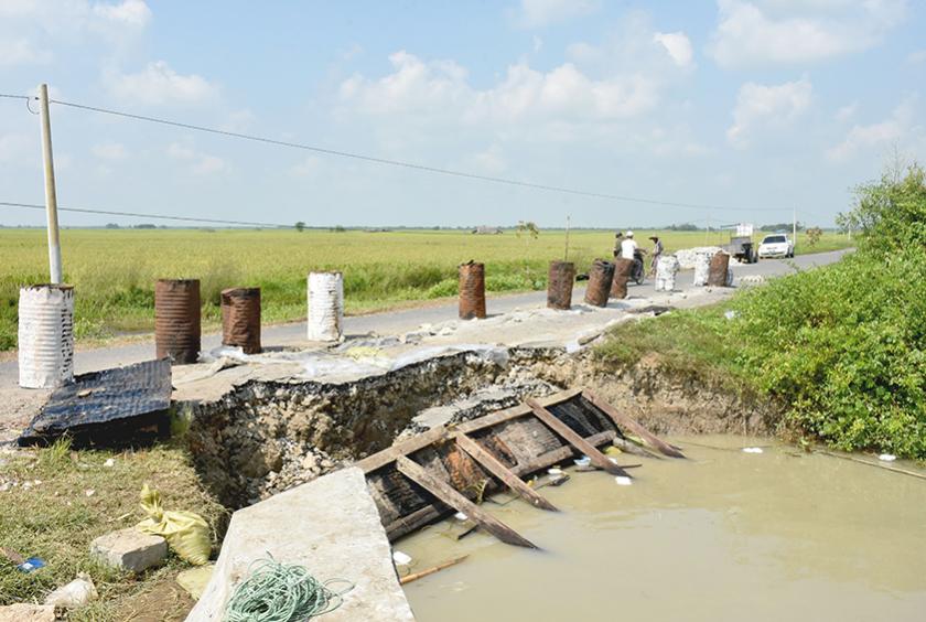  လပွတ္တာ သင်္ကန်းကြီးကားလမ်း ကမ်းပြိုကျနေစဉ်