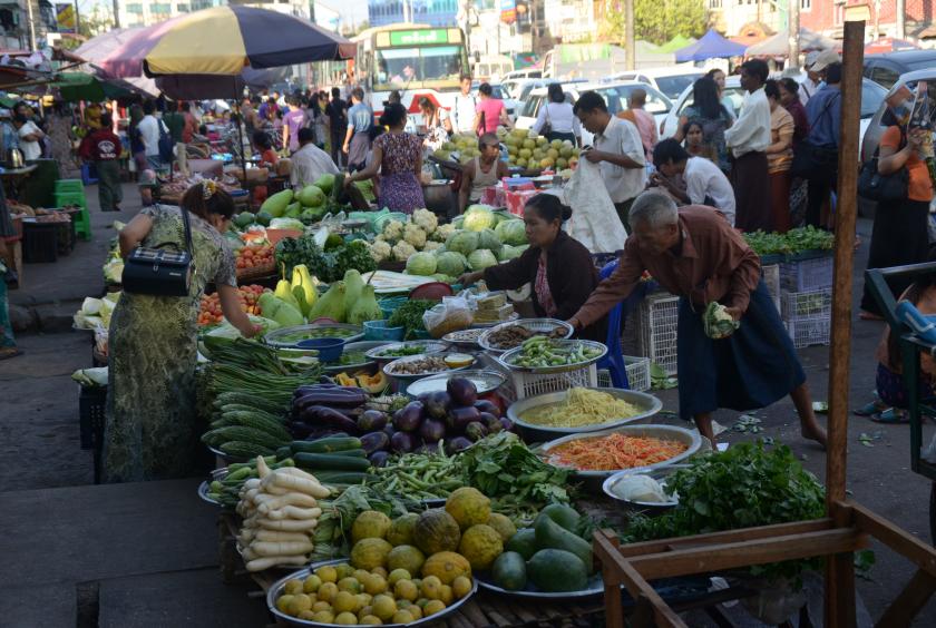 ရန်ကုန်မြို့ တာမွေမြို့နယ်ရှိ စားသောက်ကုန်များရောင်းချသော စျေးတန်းတစ်ခုကို တွေ့ရစဉ်