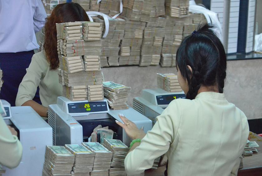 ပုဂ္ဂလိကဘဏ်ခွဲ တစ်ခုတွင် ငွေရေးကြေးရေး လုပ်ငန်းများ ဆောင်ရွက်နေသည်ကို တွေ့ရစဉ် (ဓာတ်ပုံ-စည်သူအောင်)