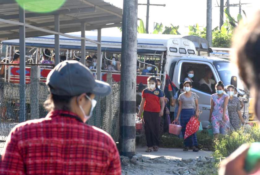 လှိုင်သာယာမြို့နယ်အတွင်း စက်ရုံအလုပ်ရုံများတွင် လုပ်ငန်းခွင် ဝင်ရောက်နေသည့်အလုပ်သမားများကိုတွေ့ရစဉ်(ဓာတ်ပုံ-မျိုးထက်ပိုင်)