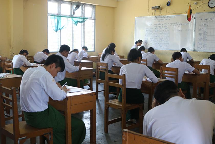 ယခုနှစ် တက္ကသိုလ်ဝင်စာမေးပွဲ ဖြေဆိုနေသည့် ကျောင်းသားကျောင်းသူများကို တွေ့ရစဉ် (ဓာတ်ပုံ-လွင်မျိုးသူ) 