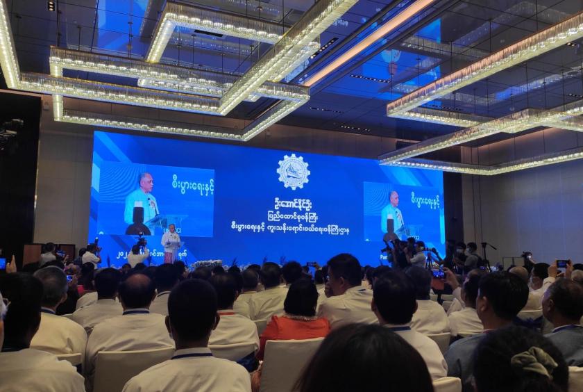 ကုန်သည်စက်မှုအသင်းချုပ် (၃၁) ကြိမ်မြောက် နှစ်ပတ်လည်အသင်းသား စုံညီအစည်းအဝေးကို တွေ့ရစဉ်
