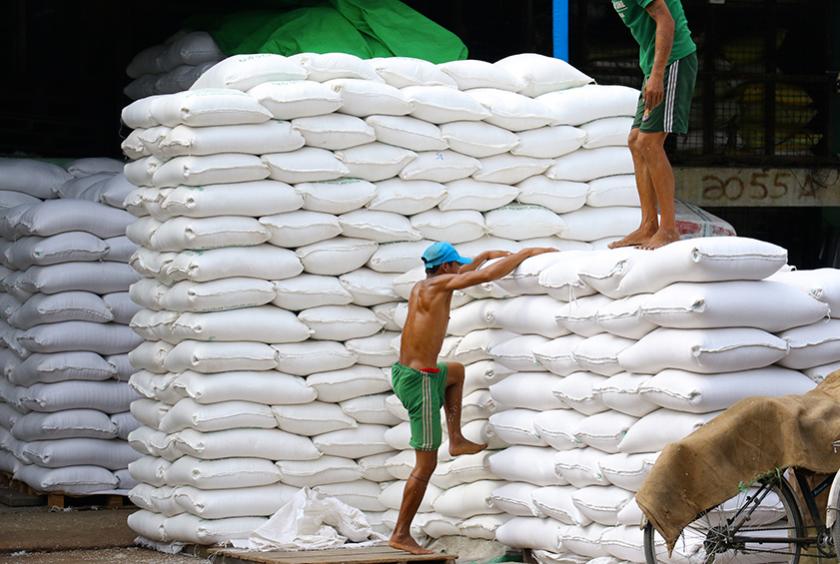 ဘုရင့်နောင်ရှိ ဆန်ပွဲရုံတစ်ခုကို တွေ့ရစဉ် (ဓာတ်ပုံ-ဇေယျာငြိမ်း)
