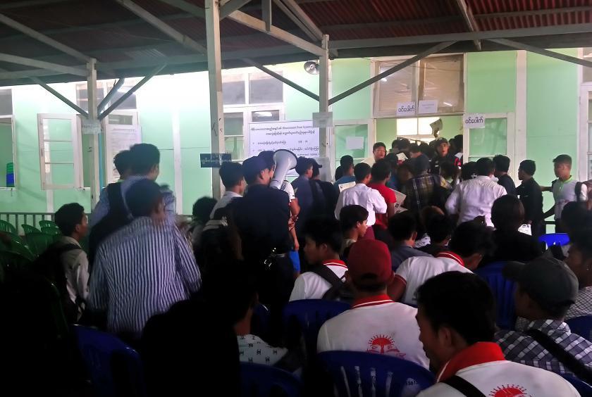 ပုံစာ - ၂၀၁၈ ခုနှစ် မတ်လတွင် ကိုရီးယားဘာသာ အရည်အချင်းစစ် စာမေးပွဲ ဖြေဆိုခွင့်ရရှိရန် မြောက်ဒဂုံမြို့နယ်ရှိ ပင်လုံ အလုပ်သမားသင်တန်းကျောင်းတွင် လာရောက် စာရင်းသွင်းကြသူများကို တွေ့ရစဉ်