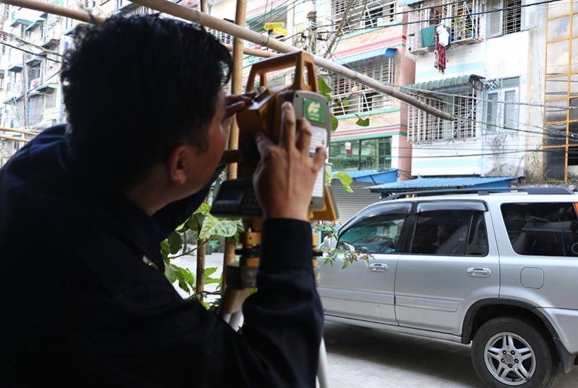 တာမွေမြို့နယ်တွင် ငလျင်ကြောင့် တိမ်းစောင်းခဲ့သည့်တိုက်များအား စည်ပင်က ကွင်းဆင်းလေ့လာနေစဉ်