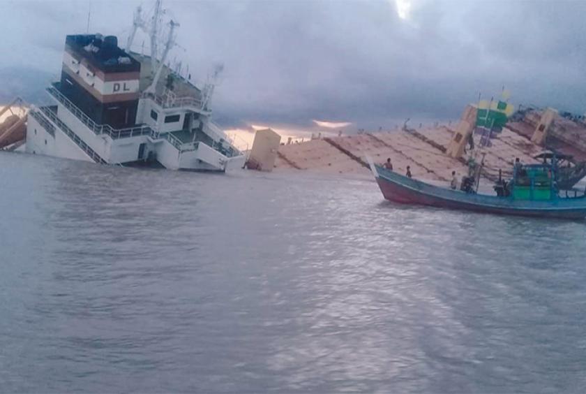 ပဲ့ပိုင်းနစ်မြုပ်နေသည့် အင်ဒိုနီးရှား ကုန်တင်သင်္ဘောအား တွေ့ရစဉ်
