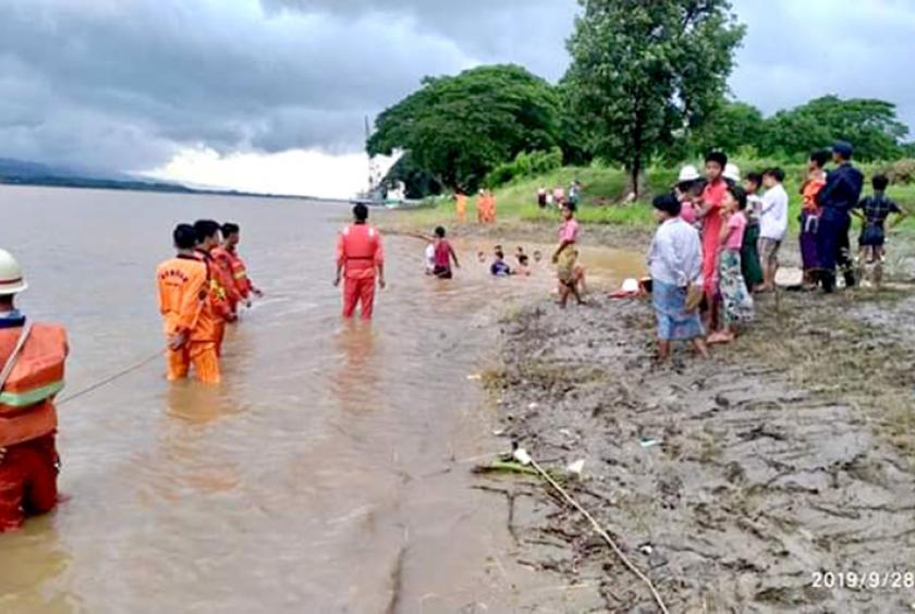 ချောင်းရေကြီးမှုကြောင့် မျောပါပျောက်ဆုံးခဲ့သည့် ကလေးငယ်ကို သက်ဆိုင်ရာ ရှာဖွေနေစဉ် (ဓာတ်ပုံ-အောင်လံမီးသတ်တပ်ဖွဲ့)