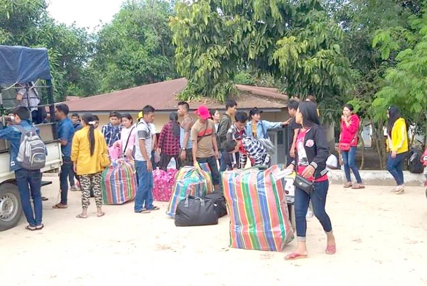 နေရပ်ပြန်လာရသည့် မြန်မာလုပ်သားများကို မြဝတီမြို့တွင် တွေ့ရစဉ်
