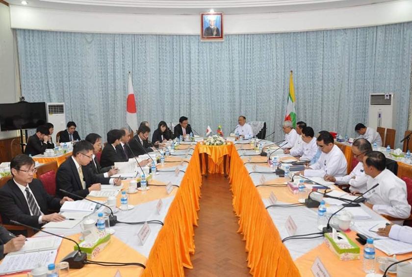 ဂျပန်နိုင်ငံမှ ဝန်ကြီး Mr. Akaba Kazuyoshi နှင့် ပြည်ထောင်စုဝန်ကြီး ဦးသန့်စင်မောင်တို့ နေပြည်တော်တွင် တွေ့ဆုံစဉ်