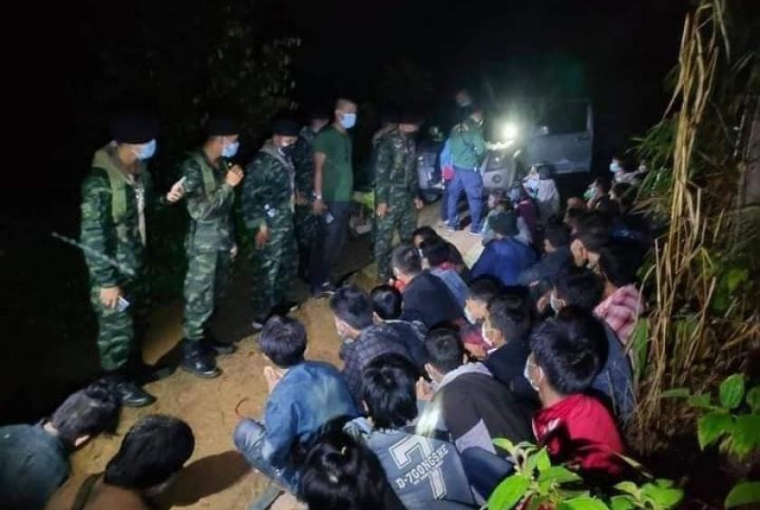 နယ်စပ်ဖြတ်ကျော် မြန်မာအလုပ်သမားများကို ထိုင်းနိုင်ငံတာဝန်ရှိသူတို့က ဖမ်းဆီးစစ်ဆေးနေစဉ်