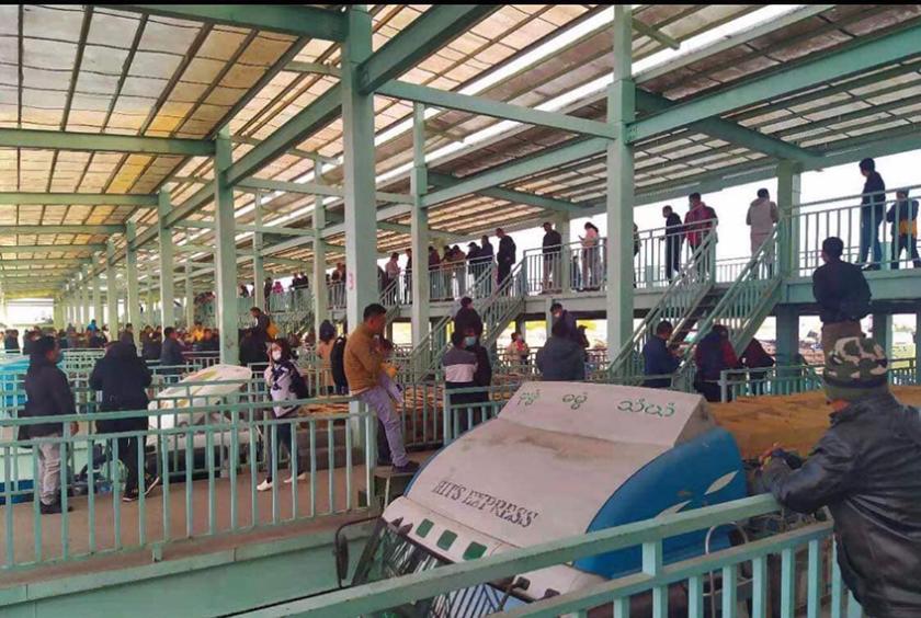 မူဆယ် ၁၀၅ မိုင်နယ်စပ် ကုန်သွယ်ရေးဇုန်ရှိ သစ်သီးစျေးကွက်၌ ဇန်နဝါရီ ၂၈ ရက်က သစ်သီးတင်ယာဉ်များကို တွေ့ရစဉ် (ဓာတ်ပုံ- ထွန်းနေလှိုင်)