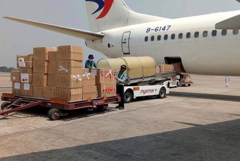 ရန်ကုန်လေဆိပ်သို့ ဆိုက်ရောက်လာသည့် ကုန်တင်လေယာဉ် တစ်စီးအား တွေ့ရစဉ်