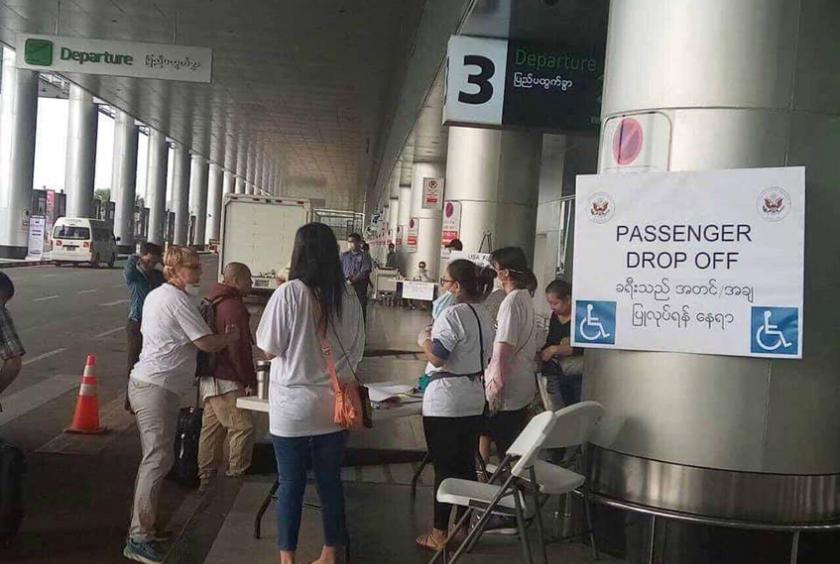 ရန်ကုန်အပြည်ပြည်ဆိုင်ရာလေဆိပ်မှ Relief Flight ဖြင့် ပြန်လည်ထွက်ခွာမည့် ခရီးသည်အချို့အား တွေ့ရစဉ်