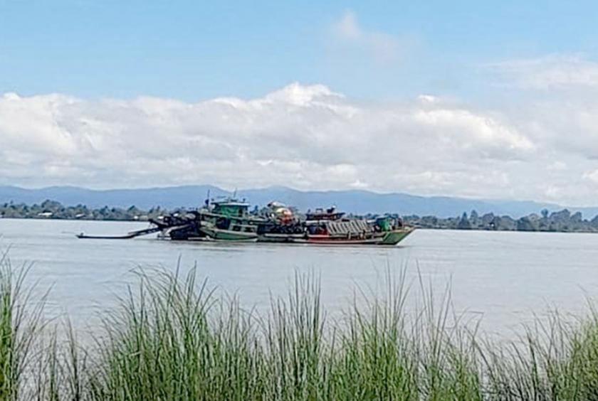 ရွှေကူမြို့ အထက်ဘက် ငါဘတ်ဝကျေးရွာအနီးတွင် ရွှေကျင်သည့် စက်လှေများကို သြဂုတ် ၃၁ ရက်က တွေ့ရစဉ်