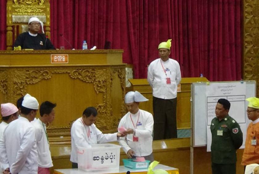 ရခိုင်ပြည်နယ်လွှတ်တော်က စည်ပင်ဝန်ကြီးဦးမင်းအောင် တာဝန်ထမ်းဆောင်သင့် မသင့် မဲခွဲဆုံးဖြတ်ခဲ့စဉ် ၂၀၁၈ ခုနှစ် ဇန်နဝါရီ ၂ ရက်က မြင်ကွင်းကို တွေ့ရစဉ်