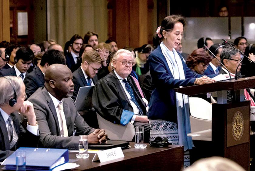  ဒီဇင်ဘာ ၁၁ ရက်တွင် သည်ဟိတ်မြို့ ICJ တရားရုံး တရားသူကြီးများရှေ့မှောက်၌ နိုင်ငံတော်၏အတိုင်ပင်ခံပုဂ္ဂိုလ် ဒေါ်အောင်ဆန်းစုကြည် ပြောကြားနေစဉ် (Photo: AFP)
