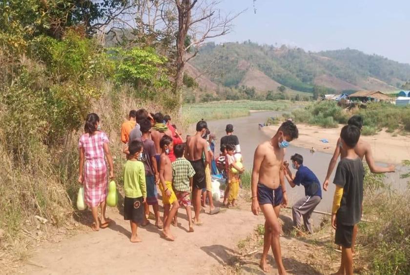 ထိုင်းဘက်ကမ်းမှ စားနပ်ရိက္ခာများ လာရောက်ပို့ဆောင်စဉ် သွားရောက်သယ်ဆောင်နေသော မြန်မာကလေးငယ်များကို ၂၀၂၂ ခုနှစ် မတ်လကုန်ခန့်က တွေ့ရစဉ်  (Photo :CJ)