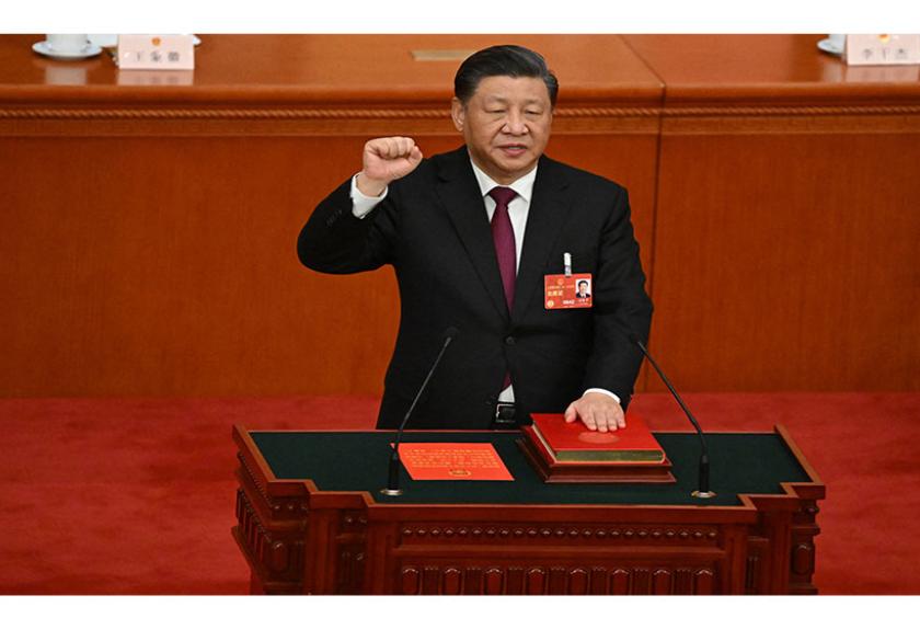 မတ်လ ၁၀ ရက်က ပေကျင်းမြို့ရှိ ပြည်သူ့မဟာခန်းမဆောင်တွင်ပြုလုပ်သည့် လွှတ်တော် အစည်းအဝေးအတွင်း သမ္မတအဖြစ်ကျမ်းသစ္စာကျိန်ဆိုနေသည့် ရှီကျင်းပင်အား တွေ့ရစဉ် (Photo – AFP)
