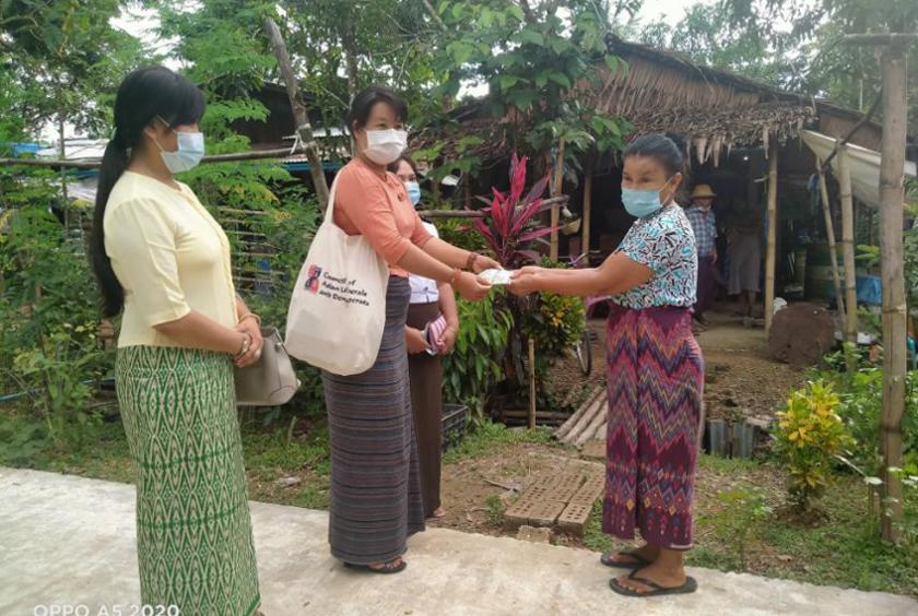  ငွေကျပ်နှစ်သောင်းအား အိမ်တိုင်ရာရောက်ပေးအပ်ရာတွင် တိုင်းဒေသကြီးလွှတ်တော်ကိုယ်စားလှယ် ဒေါ်သန္တာအေး ပါဝင်ပေးအပ်နေစဉ်
