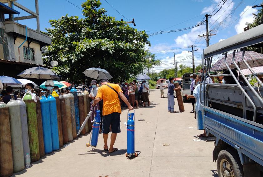ရန်ကုန်မြို့ တောင်ဒဂုံစက်မှုဇုန်အတွင်းရှိ အောက်ဆီဂျင်စက်ရုံတစ်ရုံတွင် အောက်ဆီဂျင်လာရောက် ဖြည့်တင်းသူများကို ဇူလိုင် ၁၀ ရက်က တွေ့ရစဉ် (ဓာတ်ပုံ-သီဟအောင်)