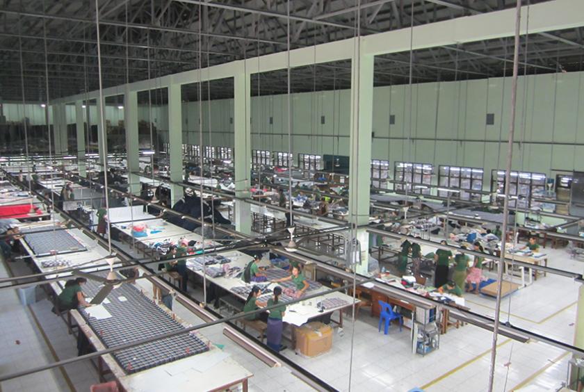 ရန်ကုန်မြို့ စက်မှုဇုန်တစ်ခုအတွင်းရှိ အထည်ချုပ်လုပ်ငန်းခွင်တစ်ခုကို တွေ့ရစဉ်