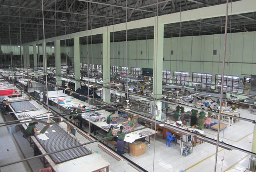 ရန်ကုန်မြို့ရှိ အထည်ချုပ်စက်ရုံ လုပ်ငန်းခွင်တစ်ခုကို တွေ့ရစဉ် (ဓာတ်ပုံ-ဇေယျာငြိမ်း)