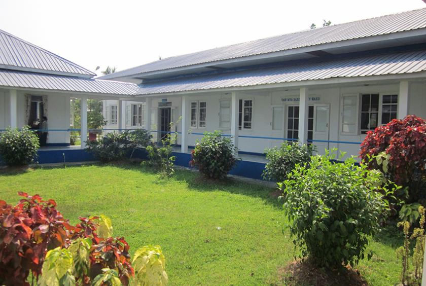 ကင်ဆာလူနာများကို စောင့်ရှောက်ပေးနေသည့် ဦးလှထွန်း(ကင်ဆာဖောင်ဒေးရှင်း)ကို တွေ့ရစဉ် (ဓာတ်ပုံ-အိသဥ္ဇာကျော်)