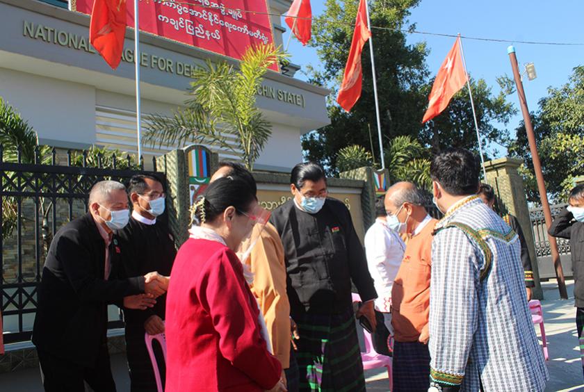 NLD ပါတီ တာဝန်ရှိသူများနှင့် KSPP အနိုင်ရလွှတ်တော်ကိုယ်စားလှယ်များအား ဇန်နဝါရီ ၁ ရက်က မြစ်ကြီးနားမြို့တွင် တွေ့ဆုံမှုအပြီးတွေ့ရစဉ် (ဓာတ်ပုံ-ထွန်းလင်းအောင်)