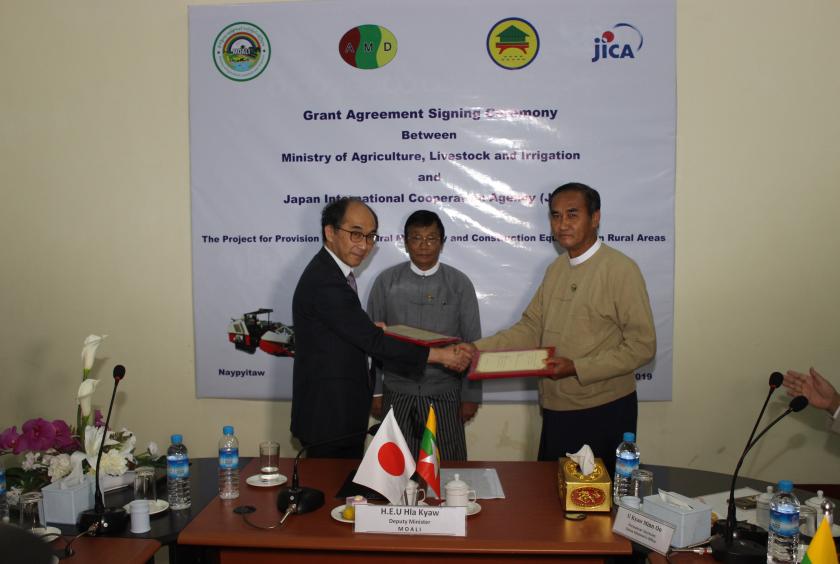 Grant Agreement အား JICA နှင့် စိုက်ပျိုးရေး၊ မွေးမြူရေးနှင့် ဆည်မြောင်းဝန်ကြီးဌာနတို့  လက်မှတ်ရေးထိုး လဲလှယ်စဉ်