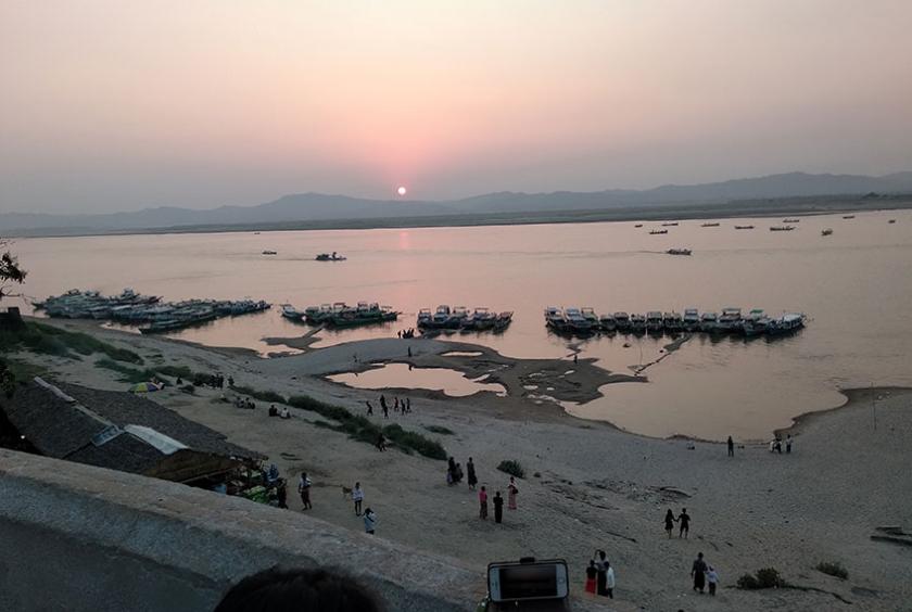 နေဝင်ချိန်ကို ဧရာဝတီမြစ်ကမ်းနံဘေး ဗူးဘုရားပေါ်မှ မှတ်တမ်းတင် ရိုက်ကူးနေသူအချို့အား တွေ့ရစဉ် (ဓာတ်ပုံ-ဇော်ဇော်အောင်)