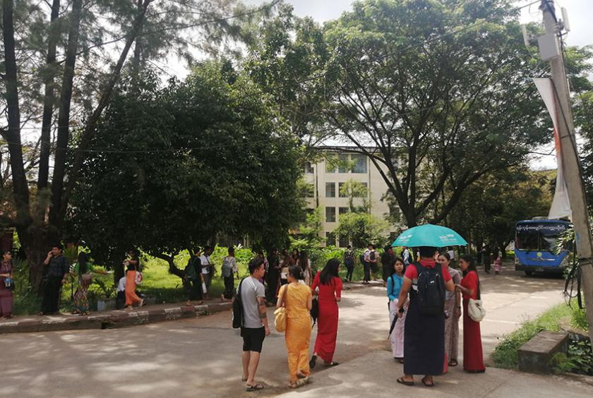 ရန်ကုန်အရှေ့ပိုင်းတက္ကသိုလ်တွင် ပညာသင်ကြားနေသည့် ကျောင်းသူကျောင်းသားများအား COVID-19 မတိုင်မီကာလက တွေ့ရစဉ် (ဓာတ်ပုံ-လွင်မျိုးသူ)