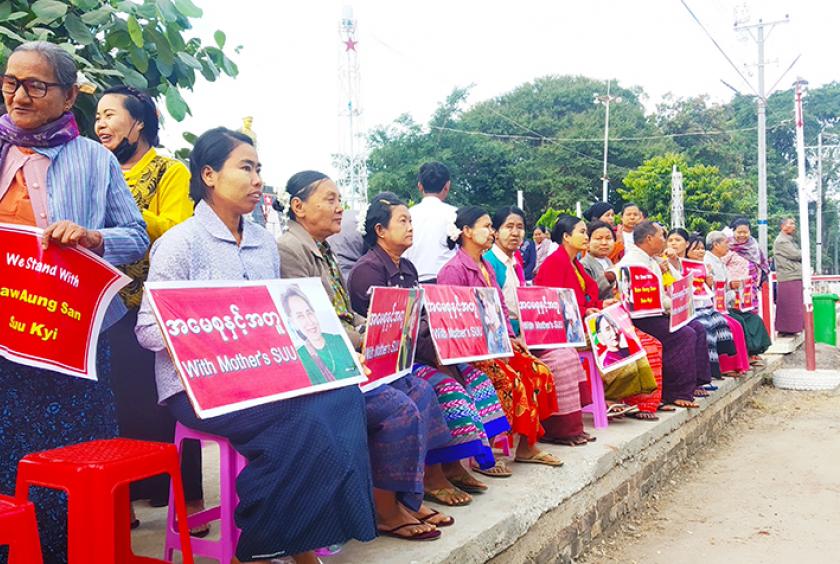 နိုင်ငံတော်၏အတိုင်ပင်ခံပုဂ္ဂိုလ်အား ရပ်တည်ထောက်ခံပွဲ ချောင်းဦးမြို့တွင် ပြုလုပ်စဉ်