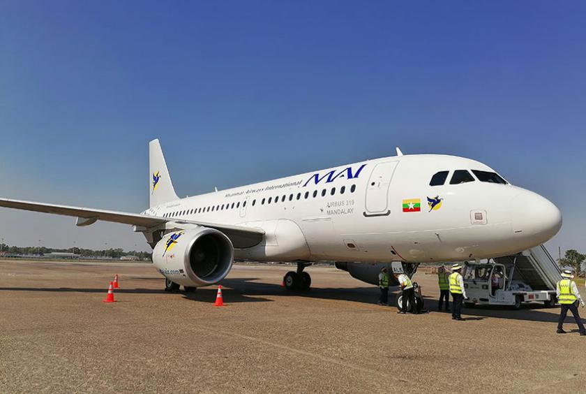 MAI လေကြောင်းလိုင်းမှ ရောက်ရှိလာသည့် Airbus လေယာဉ်တစ်စင်းကို တွေ့ရစဉ် (ဓာတ်ပုံ-ရွှန်းလဲ့ဝင်း)