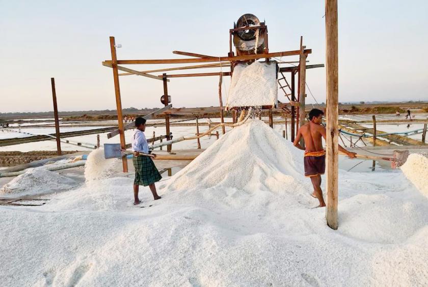 ​​​​​​​သံဖြူဇရပ်မြို့နယ် ပငရွာရှိ နေလှန်းဆားလုပ်ငန်းခွင်တစ်နေရာကို တွေ့ရစဉ်